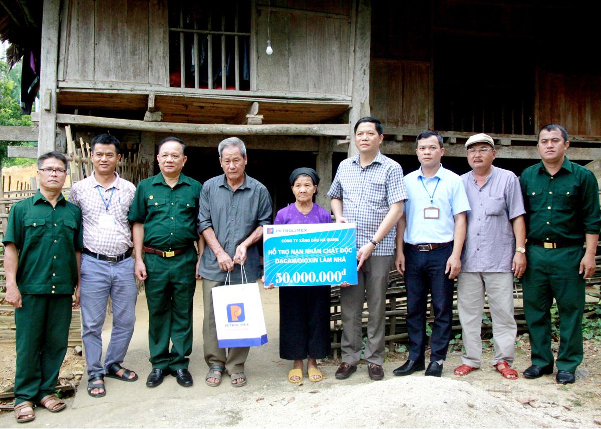 Lãnh đạo Công ty Xăng dầu Hà Giang trao kinh phí hỗ trợ sửa chữa nhà ở gia đình nạn nhân chất độc da cam/dioxin tại xã Vị Xuyên.