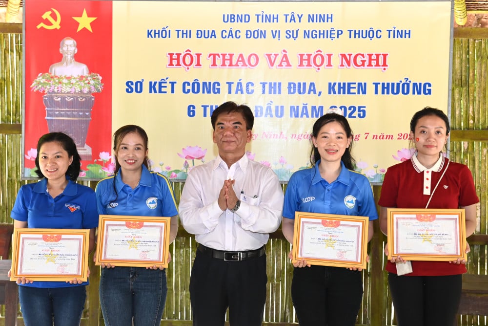  Ông Trần Văn Hiếu- Phó Giám đốc Ban Quản lý Các khu di tích Lịch sử Cách mạng miền Nam, Khối trưởng năm 2025 trao thưởng cho các VĐV nữ đạt giải cao ở nội dung thi xe đạp chậm