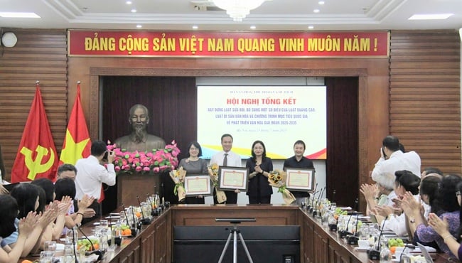 សន្និបាតបូកសរុបដំណើរការកសាងច្បាប់ វិសោធនកម្ម និងបន្ថែមមាត្រាមួយចំនួននៃច្បាប់ស្តីពីការផ្សាយពាណិជ្ជកម្ម ច្បាប់ស្តីពីបេតិកភណ្ឌវប្បធម៌ និងកម្មវិធីគោលដៅជាតិស្តីពីការអភិវឌ្ឍន៍វប្បធម៌ ដំណាក់កាល ២០២៥-២០៣៥ - រូបថត ២.