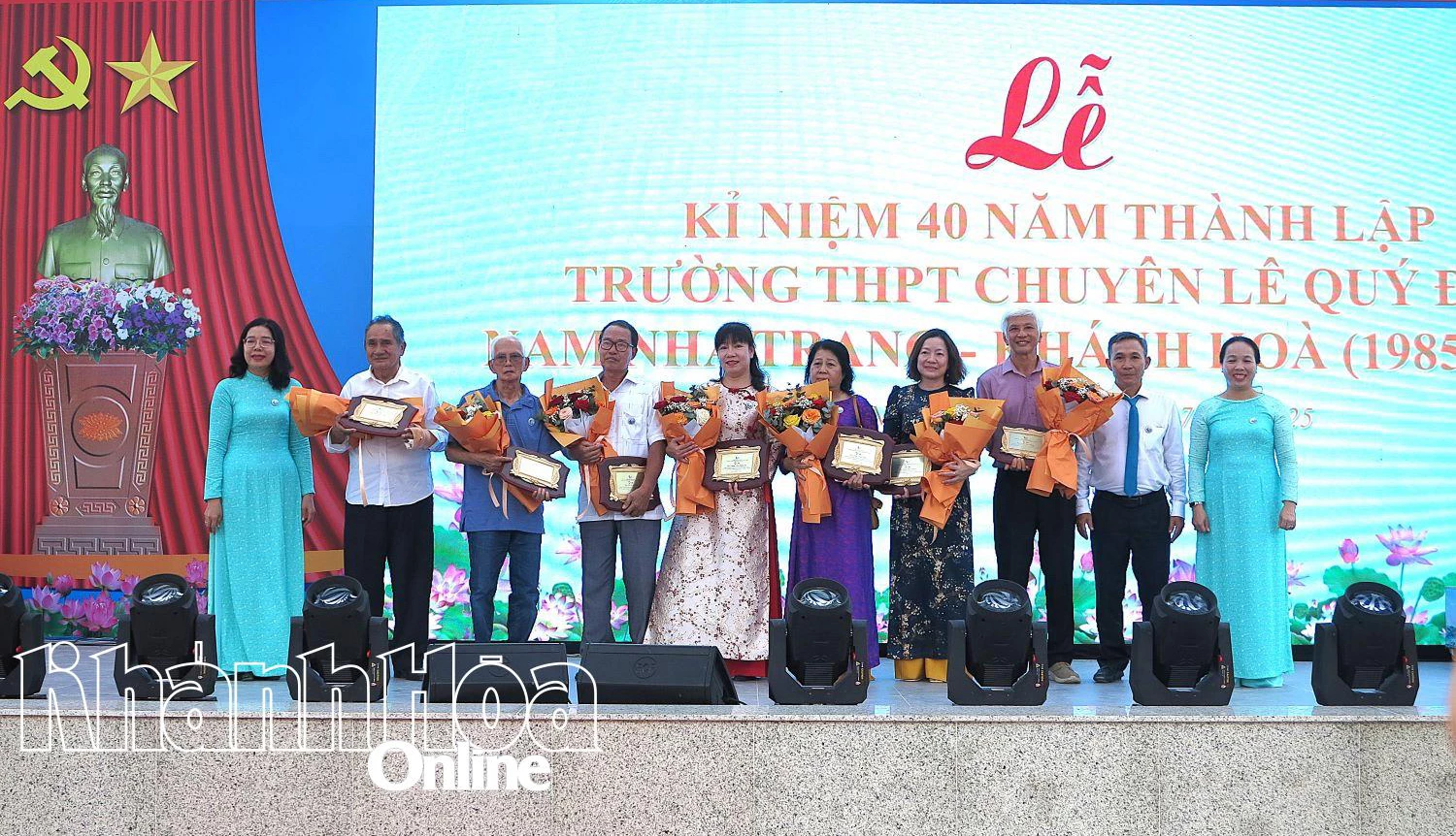 Lãnh đạo nhà trường tặng hoa tri ân phụ huynh học sinh của trường qua các thời kỳ. 
