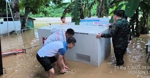 Viettel supports customers in Nghe An isolated by floods to maintain communication