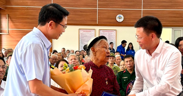 Phu Thuong Ward ប្រគល់អំណោយដល់គ្រួសារយុទ្ធជនពិការ និងយុទ្ធជនពលី