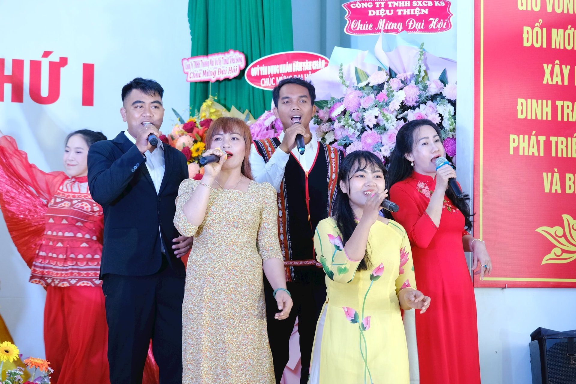 Những giai điệu tươi vui trong chương trình văn nghệ tạo không khí phấn khởi trước giờ khai mạc Đại hội