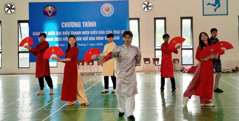 หนุ่มเวียดนามโพ้นทะเลแลกเปลี่ยนกับทหารเวียดนาม 