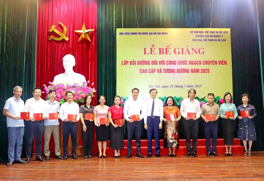 Bế giảng lớp bồi dưỡng chuyên viên cao cấp và tương đương - ảnh 3