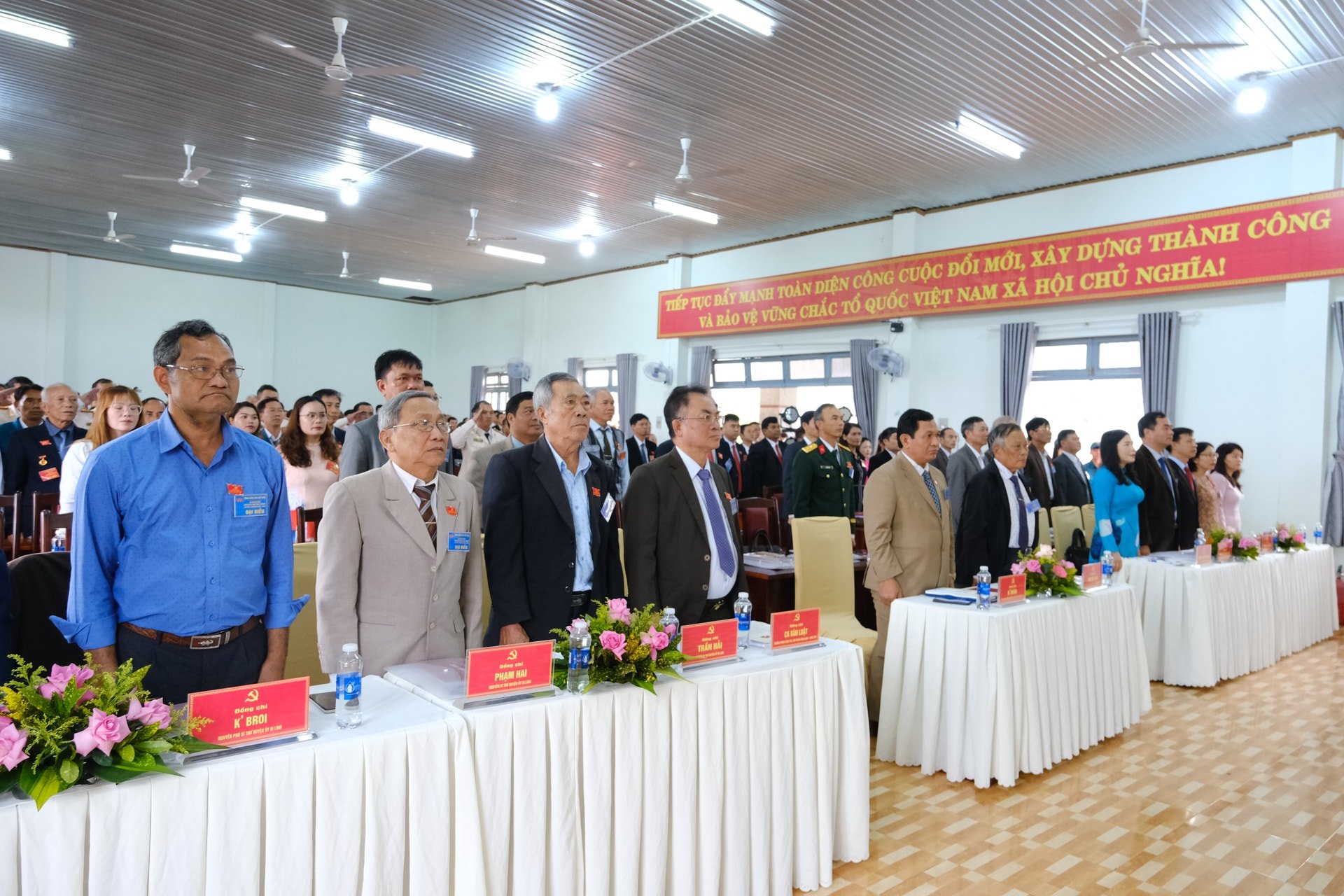 Nghi thức chào cờ trang nghiêm khai mạc Đại hội đại biểu Đảng bộ xã Đinh Trang Thượng lần thứ I