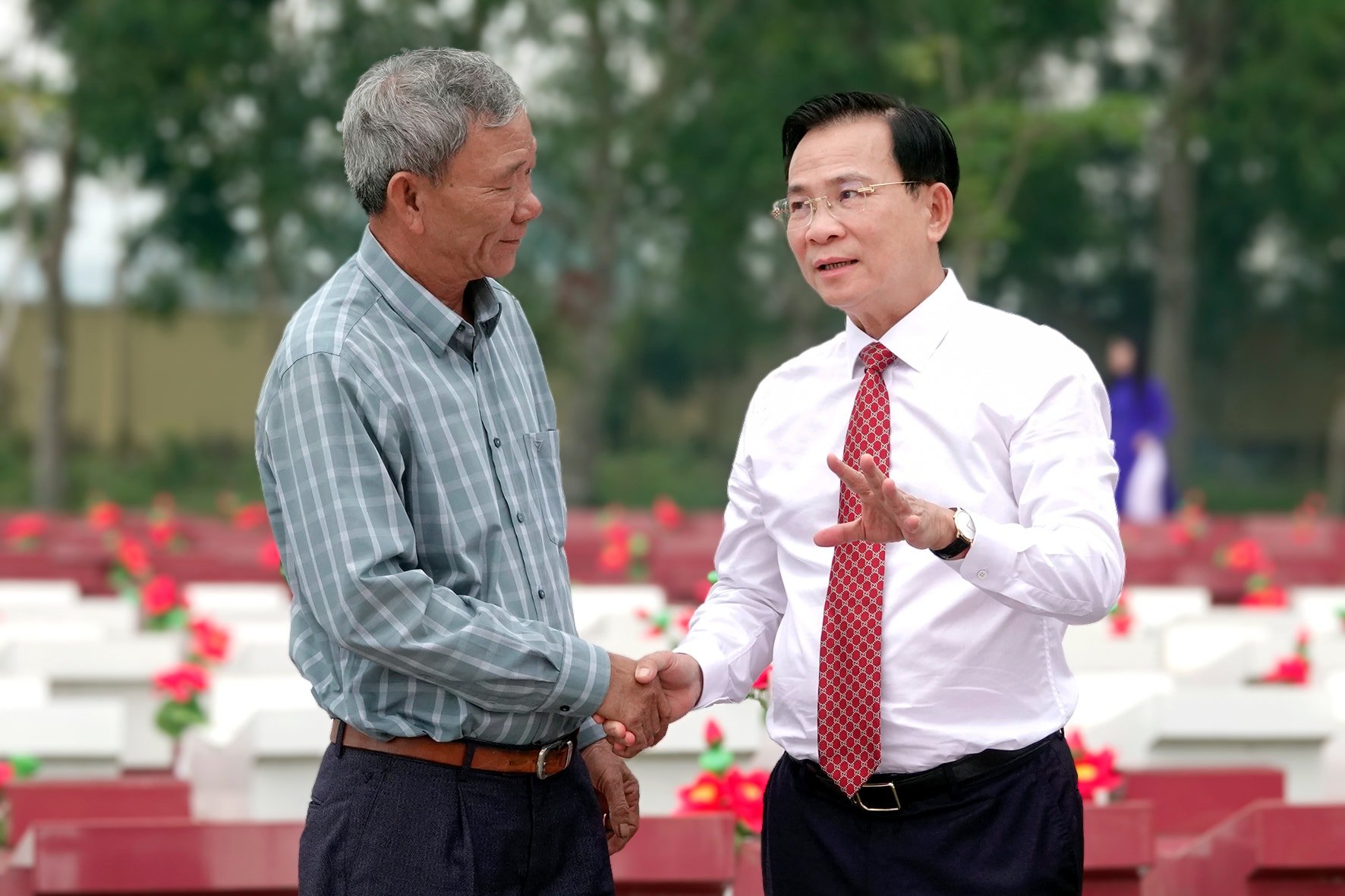 Đồng chí Hồ Văn Mười - Chủ tịch UBND tỉnh thăm hỏi thân nhân Liệt sĩ (ảnh N. Lân)