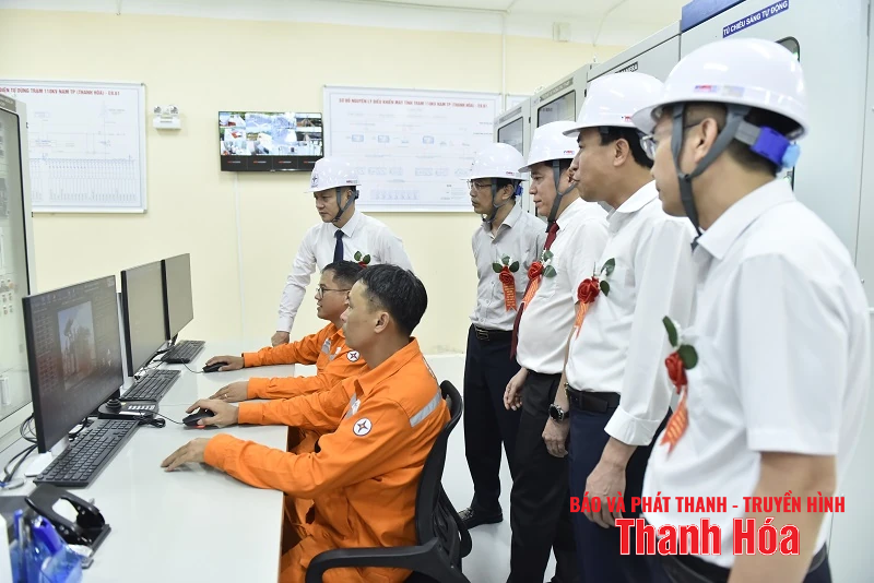 Installation d'un panneau sur le site du projet pour accueillir le Congrès des délégués du Comité du Parti du Groupe d'électricité du Vietnam