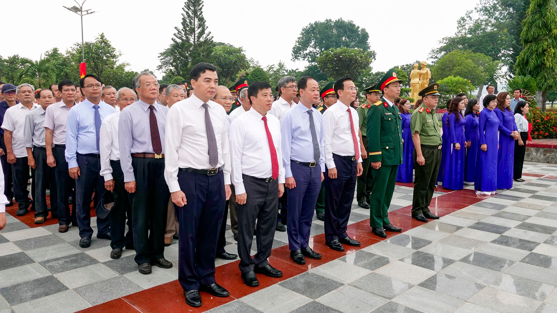 Lãnh đạo tỉnh và các ban ngành cùng nhân dân viếng Liệt Sĩ tại Nghĩa trang Liệt sĩ Bình Thuận (ảnh N. Lân) (2)