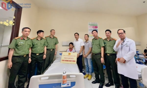 ប៉ូលីសខេត្ត Quang Ninh ថែរក្សាអ្នករស់រានមានជីវិតពីការលិចទូកទេសចរណ៍