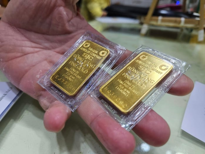 Khó trụ mốc cao, giá vàng miếng SJC giảm nhanh - Ảnh 1.