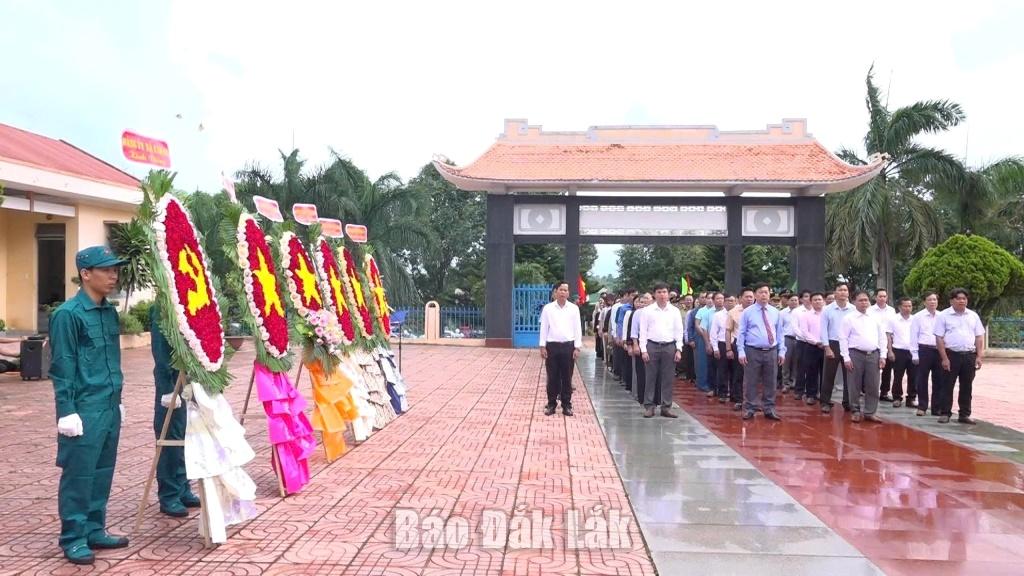 Lãnh đạo xã Ea Kar dâng hoa, dâng hương và dành phút mặc niệm trước tượng đài Tổ quốc ghi công tại Nghĩa trang Liệt sĩ xã Ea Kar.