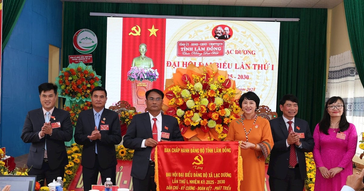អនុលេខាគណៈកម្មាធិការបក្សខេត្ត ប្រធានគណៈកម្មាធិការរណសិរ្សមាតុភូមិវៀតណាម Pham Thi Phuc បានចូលរួមមហាសន្និបាតនៅឃុំធំជាងគេរបស់ខេត្ត។