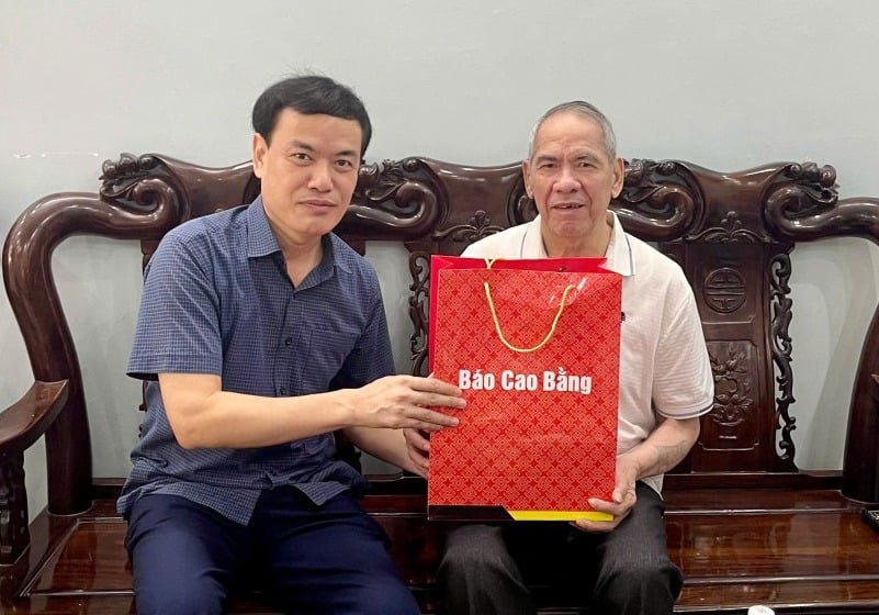 Đồng chí Sầm Việt An, Tỉnh ủy viên, Tổng Biên tập Báo Cao Bằng thăm và tặng quà gia đình thương binh - thân nhân cán bộ viên chức của cơ quan  
