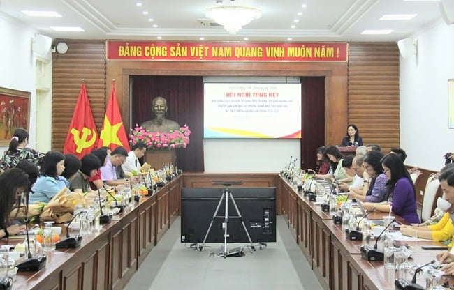 សន្និបាតបូកសរុបដំណើរការកសាងច្បាប់ វិសោធនកម្ម និងបន្ថែមមាត្រាមួយចំនួននៃច្បាប់ស្តីពីការផ្សាយពាណិជ្ជកម្ម ច្បាប់ស្តីពីបេតិកភណ្ឌវប្បធម៌ និងកម្មវិធីគោលដៅជាតិស្តីពីការអភិវឌ្ឍន៍វប្បធម៌ ដំណាក់កាល ២០២៥-២០៣៥ - រូបថត ៤.
