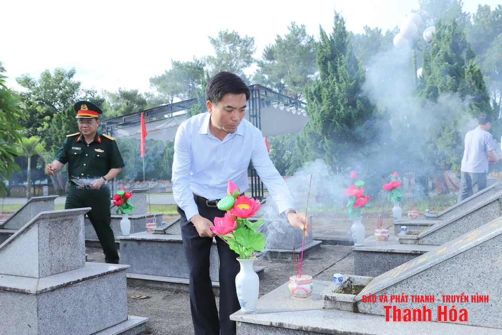 เลขาธิการคณะกรรมการพรรคประจำจังหวัดเหงียน โดวน์ อันห์ และคณะผู้แทนจังหวัดทัญฮว้าได้มอบดอกไม้และธูปหอมให้แก่ประธานาธิบดีโฮจิมินห์ พลเอกหวอเหงียนซาป และสุสานวีรชนในจังหวัดเหงะอาน ห่าติ๋ญ และกวางจิ