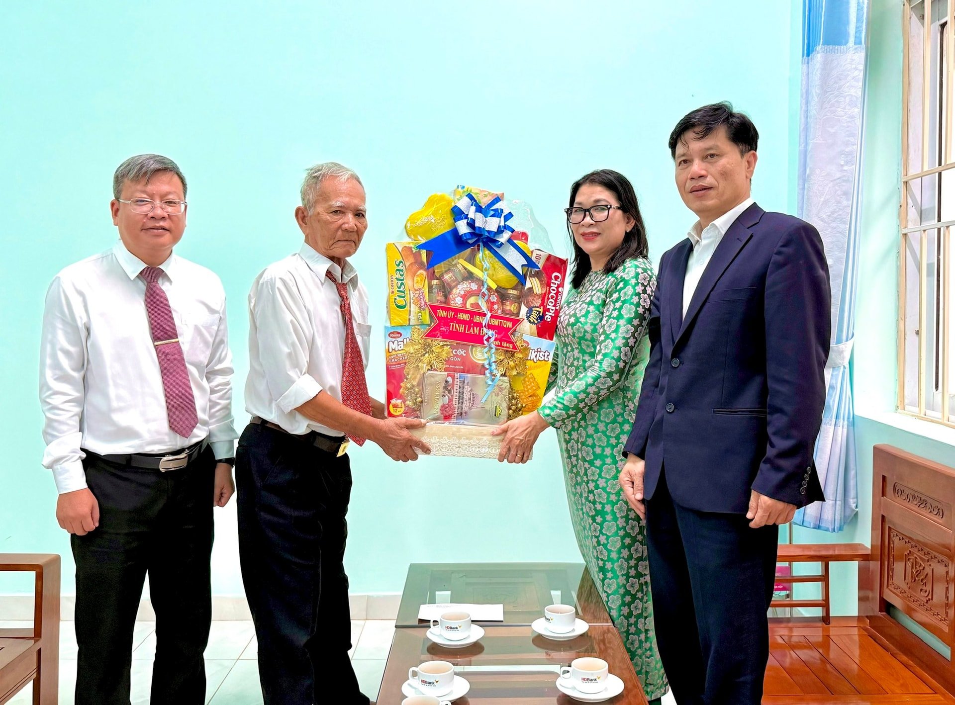Đồng chí Bố Thị Xuân Linh - Phó Chủ tịch Ủy ban MTTQ Việt Nam tỉnh đến thăm, tặng quà cho thương binh Lê Thanh Hòa (xã Hòa Thắng)