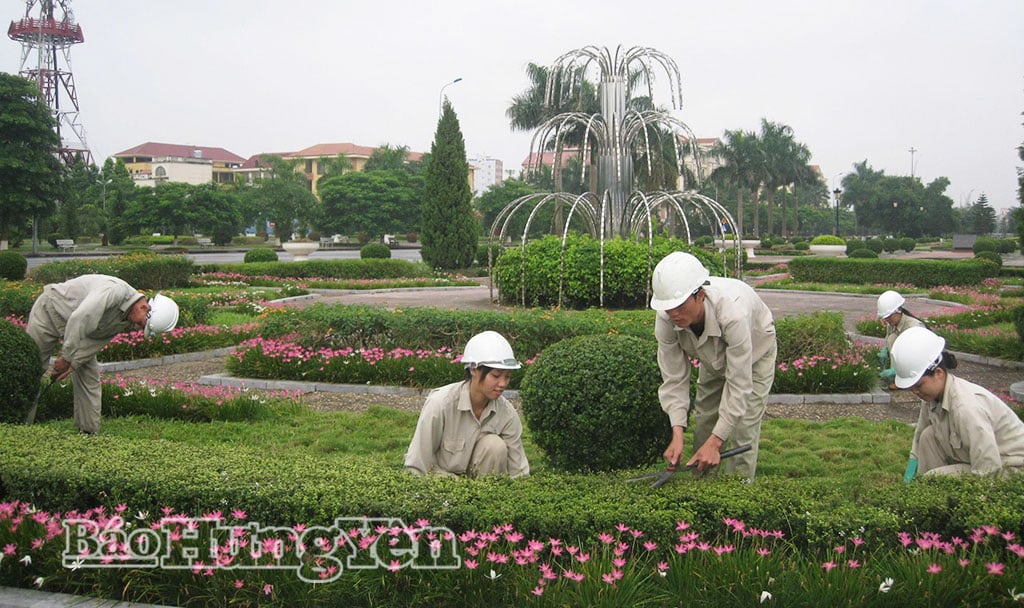 Công nhân Công ty Cổ phần Môi trường và Công trình đô thị Hưng Yên cắt tỉa cây, tạo cảnh quan đô thị xanh - sạch - đẹp.