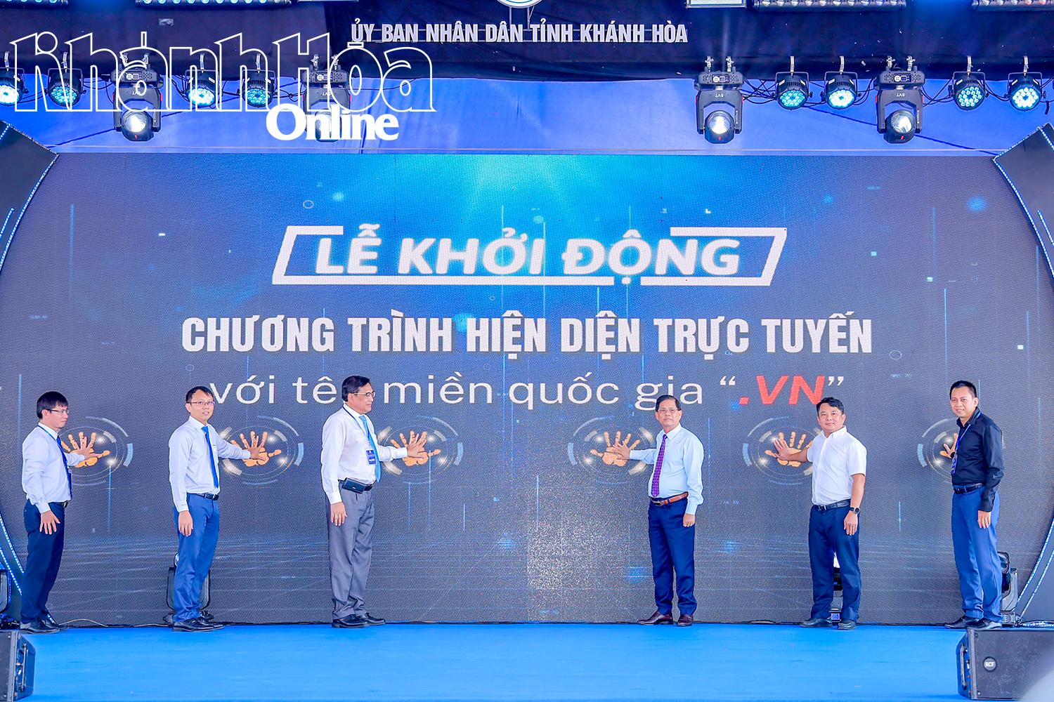 Lãnh đạo tỉnh cùng lãnh đạo VNNIC khởi động chương trình hiện diện trực tuyến với tên miền quốc gia “.vn” trong Ngày hội công nghệ số tỉnh Khánh Hòa năm 2024.