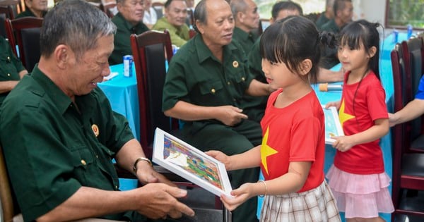 គំនូរជាង 100 ដោយកូនរបស់បុគ្គលិក និងផលិតផលអាហារូបត្ថម្ភ Vinamilk 18,000 ដើម្បីបង្ហាញពីការដឹងគុណនៅថ្ងៃទី 27 ខែកក្កដា។