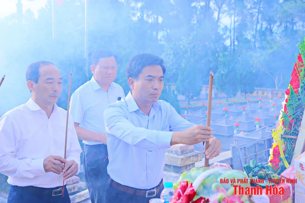 เลขาธิการคณะกรรมการพรรคประจำจังหวัดเหงียน โดวน์ อันห์ และคณะผู้แทนจังหวัดทัญฮว้าได้มอบดอกไม้และธูปหอมให้แก่ประธานาธิบดีโฮจิมินห์ พลเอกหวอเหงียนซาป และสุสานวีรชนในจังหวัดเหงะอาน ห่าติ๋ญ และกวางจิ