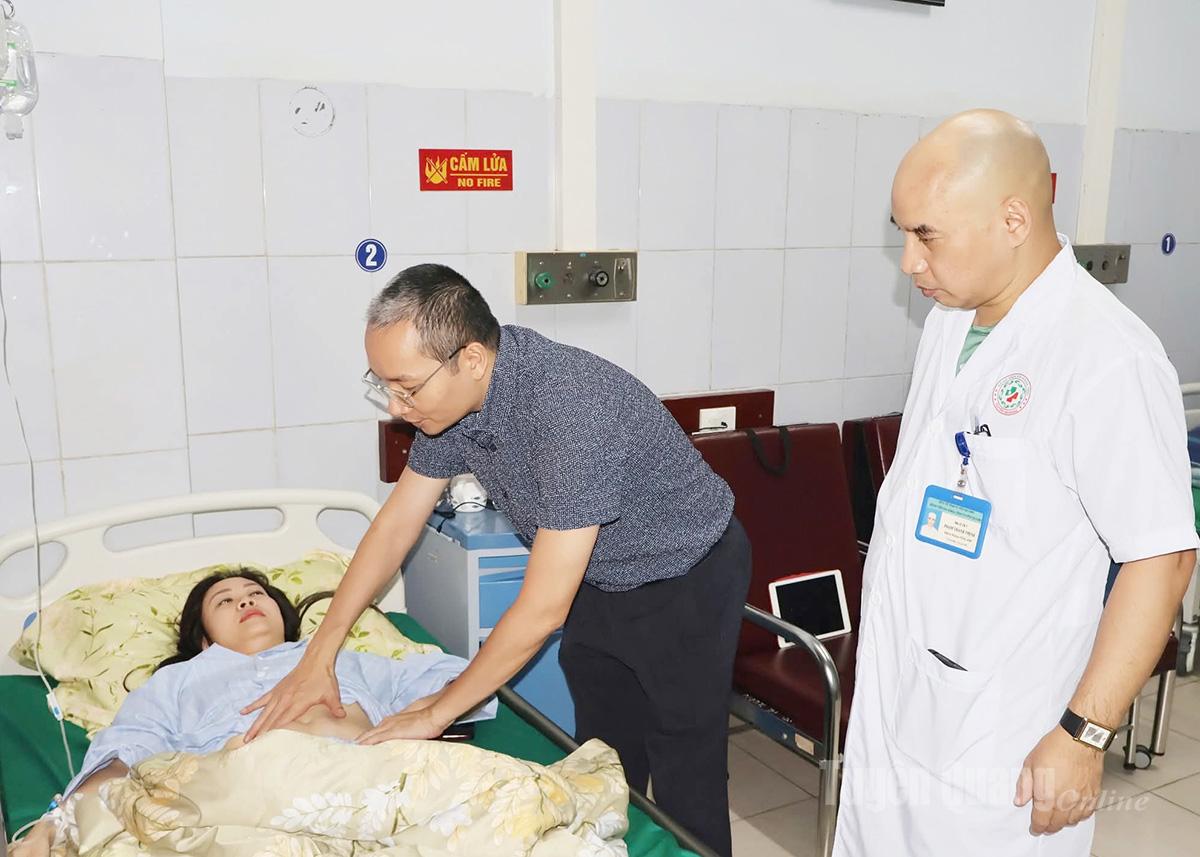 វេជ្ជបណ្ឌិត​នៃ​មន្ទីរពេទ្យ​មិត្តភាព​វៀត​ឌឹក ពិគ្រោះ​ជំងឺ​នៅ​នាយកដ្ឋាន​វះកាត់​ទូទៅ។