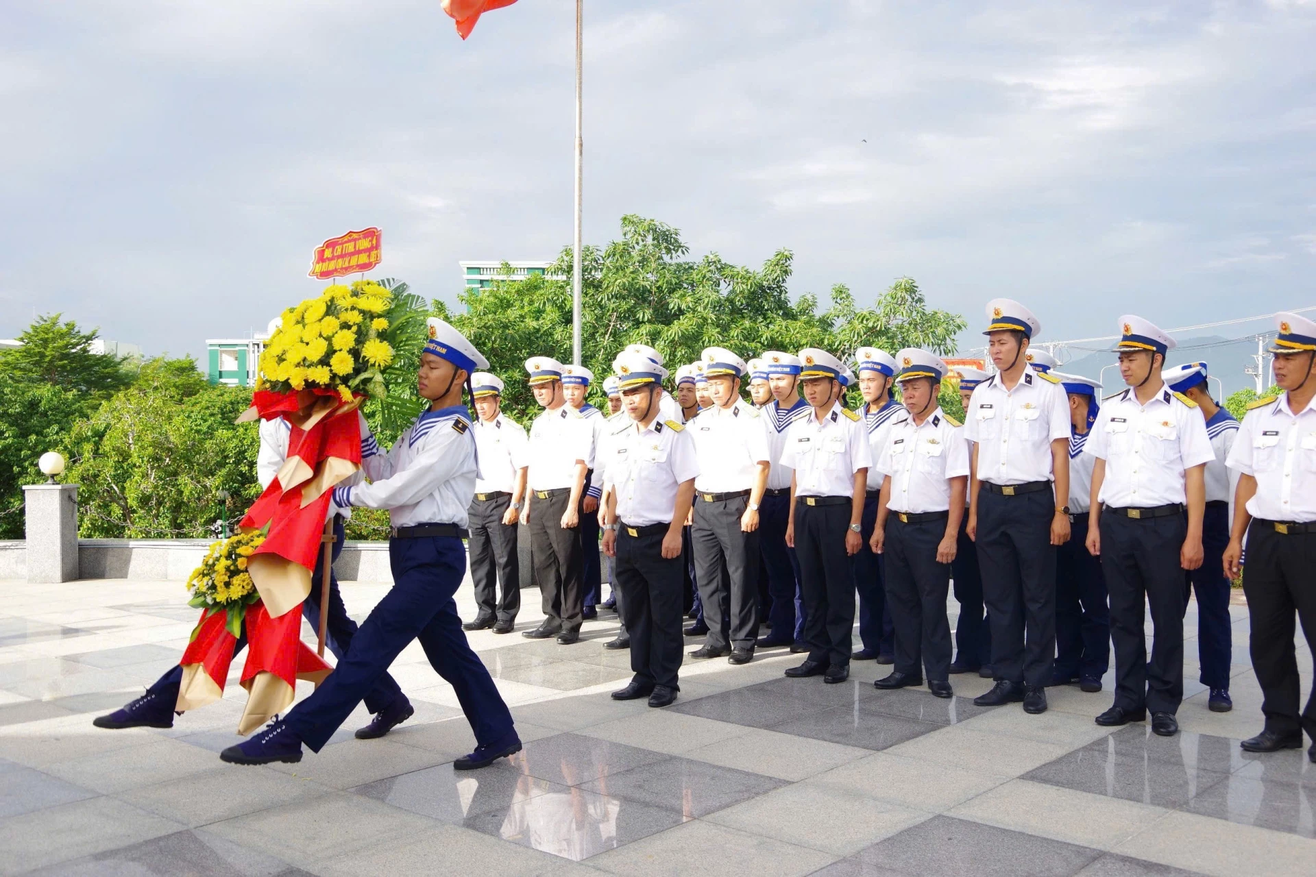 Dâng hoa, dâng hương tại tượng đài hữu nghị Việt - Nga.