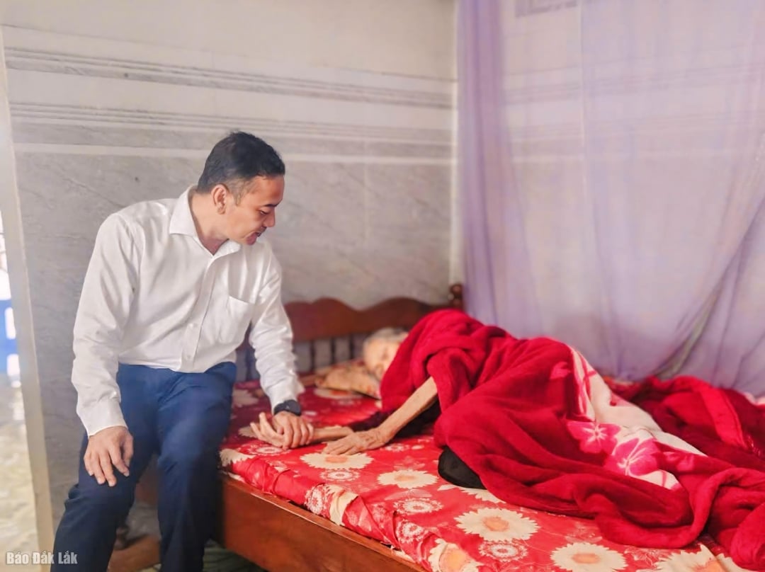 Chủ tịch Ủy ban MTTQ Việt Nam tỉnh Y Giang Gry Niê Knơng thăm hỏi Mẹ Việt Nam Anh hùng Nguyễn Thị Tuynh