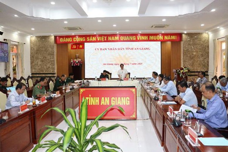 photo-1753404406340