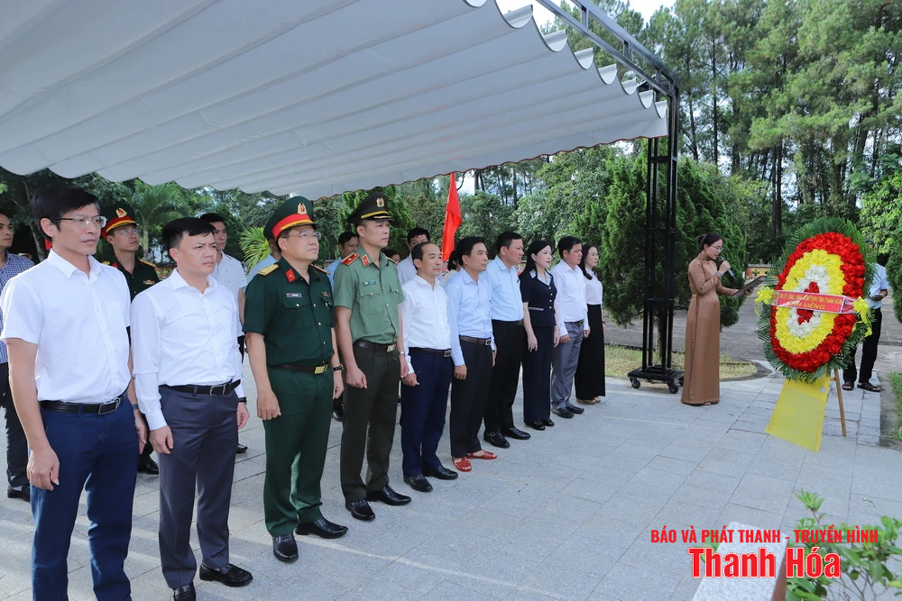 เลขาธิการคณะกรรมการพรรคประจำจังหวัดเหงียน โดวน์ อันห์ และคณะผู้แทนจังหวัดทัญฮว้าได้มอบดอกไม้และธูปหอมให้แก่ประธานาธิบดีโฮจิมินห์ พลเอกหวอเหงียนซาป และสุสานวีรชนในจังหวัดเหงะอาน ห่าติ๋ญ และกวางจิ