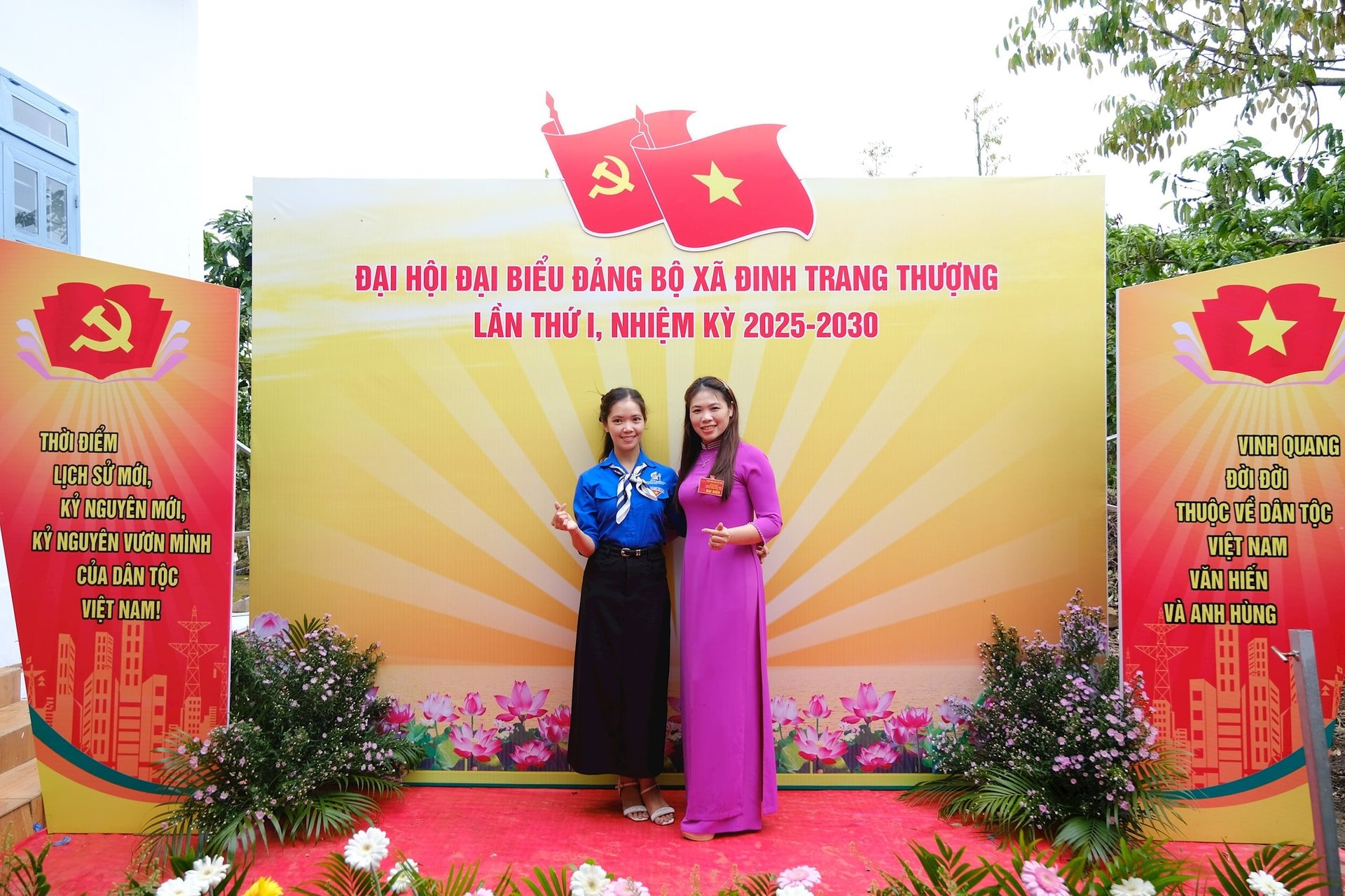 Đại biểu phấn khởi ghi lại khoảnh khắc trước thềm Đại hội Đảng bộ xã Đinh Trang Thượng lần thứ I