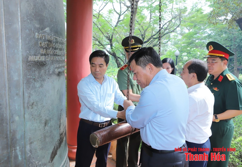 เลขาธิการคณะกรรมการพรรคประจำจังหวัดเหงียน โดวน์ อันห์ และคณะผู้แทนจังหวัดทัญฮว้าได้มอบดอกไม้และธูปหอมให้แก่ประธานาธิบดีโฮจิมินห์ พลเอกหวอเหงียนซาป และสุสานวีรชนในจังหวัดเหงะอาน ห่าติ๋ญ และกวางจิ