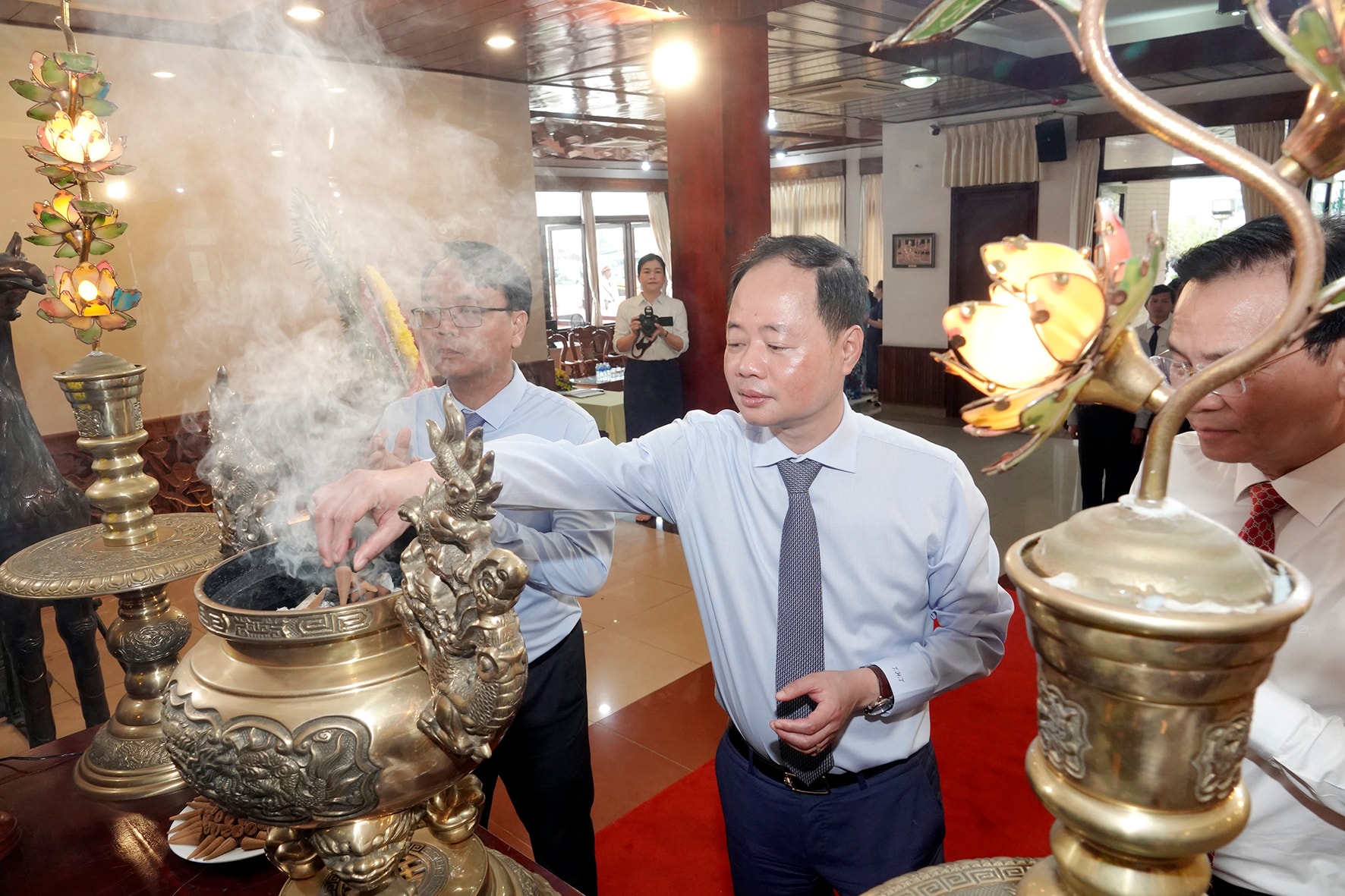 Đồng chí Trần Hồng Thái – Chủ tịch Hội đồng nhân dân tỉnh dâng trầm viếng Bác (ảnh N. Lân) 1