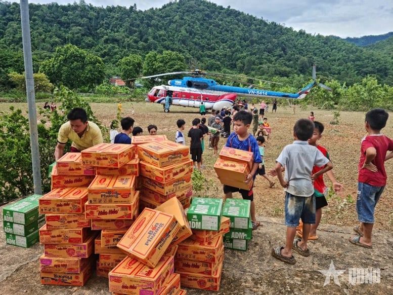 Bộ Quốc phòng tiếp tục huy động trực thăng mang hàng cứu trợ vùng lũ Nghệ An- Ảnh 1.