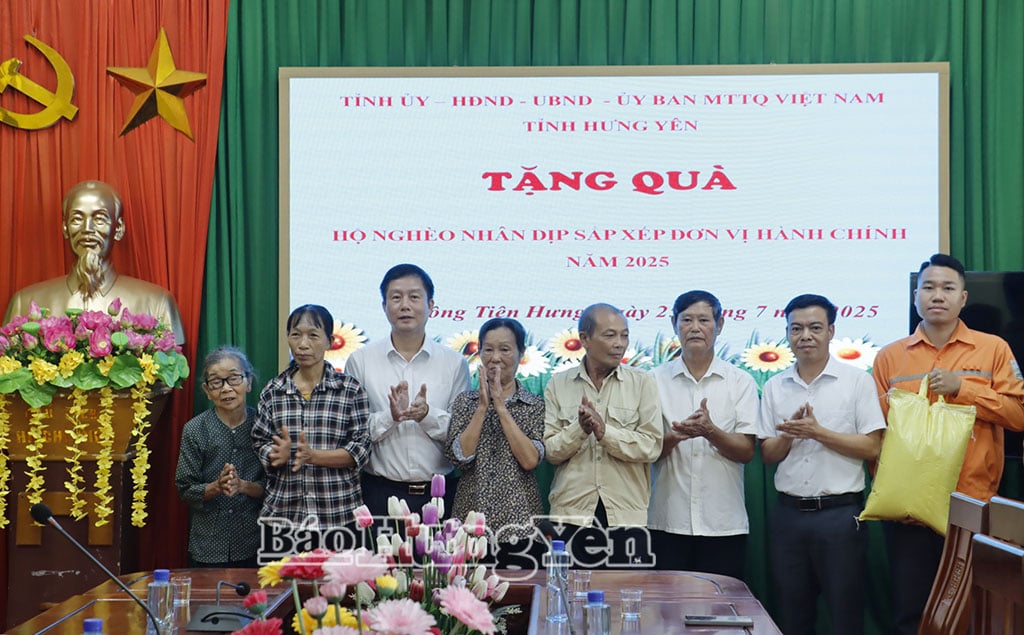 Đồng chí Vũ Thanh Vân, Ủy viên Ban Thường vụ Tỉnh ủy, Chánh Thanh tra tỉnh cùng lãnh đạo Ủy ban MTTQ  Việt Nam tỉnh trao gạo cho hộ nghèo xã Đông Tiên Hưng.