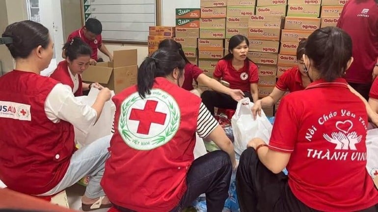 Các tình nguyện viên Chữ thập đỏ chuẩn bị nhu yếu phẩm hỗ trợ bà con vùng lũ.