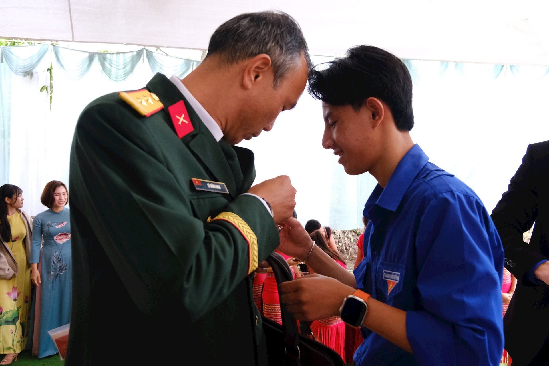 Đoàn thanh niên hỗ trợ gắn huy hiệu đại biểu trước khi vào hội trường dự đại hội.