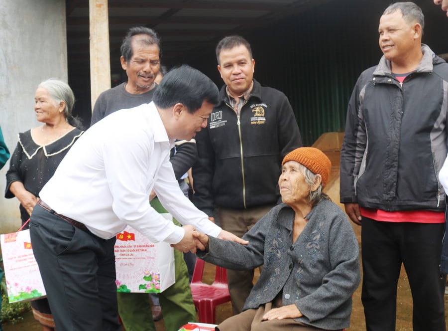 hinh-3-pct-tt-nguyen-tuan-thanh-tang-qua-cho-gia-dinh-chinh-sach-tai-xa-ia-khuol.jpg