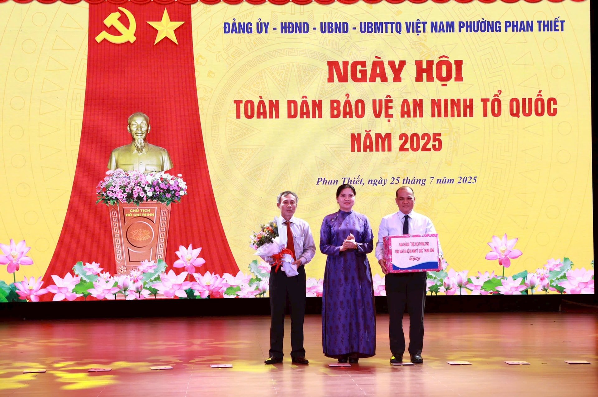 Đồng chí Hà Thị Nga tăng quà cho Đảng ủy, UBND phường Phan Thiết 