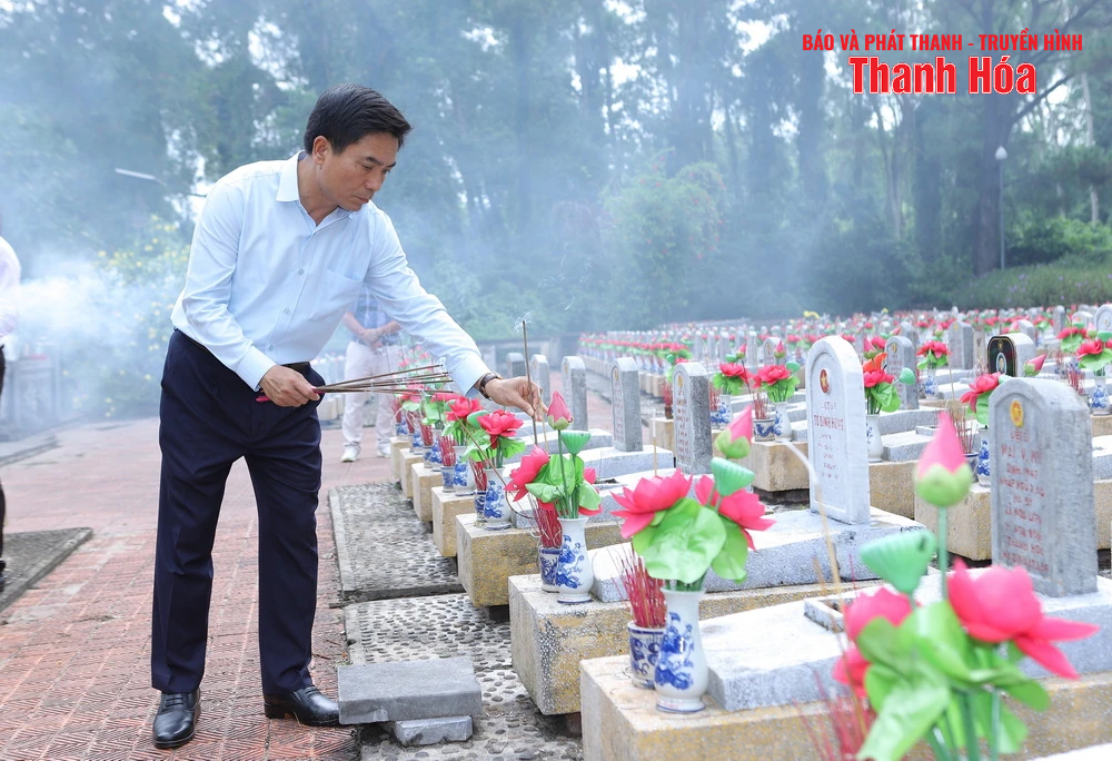 เลขาธิการคณะกรรมการพรรคประจำจังหวัดเหงียน โดวน์ อันห์ และคณะผู้แทนจังหวัดทัญฮว้าได้มอบดอกไม้และธูปหอมให้แก่ประธานาธิบดีโฮจิมินห์ พลเอกหวอเหงียนซาป และสุสานวีรชนในจังหวัดเหงะอาน ห่าติ๋ญ และกวางจิ