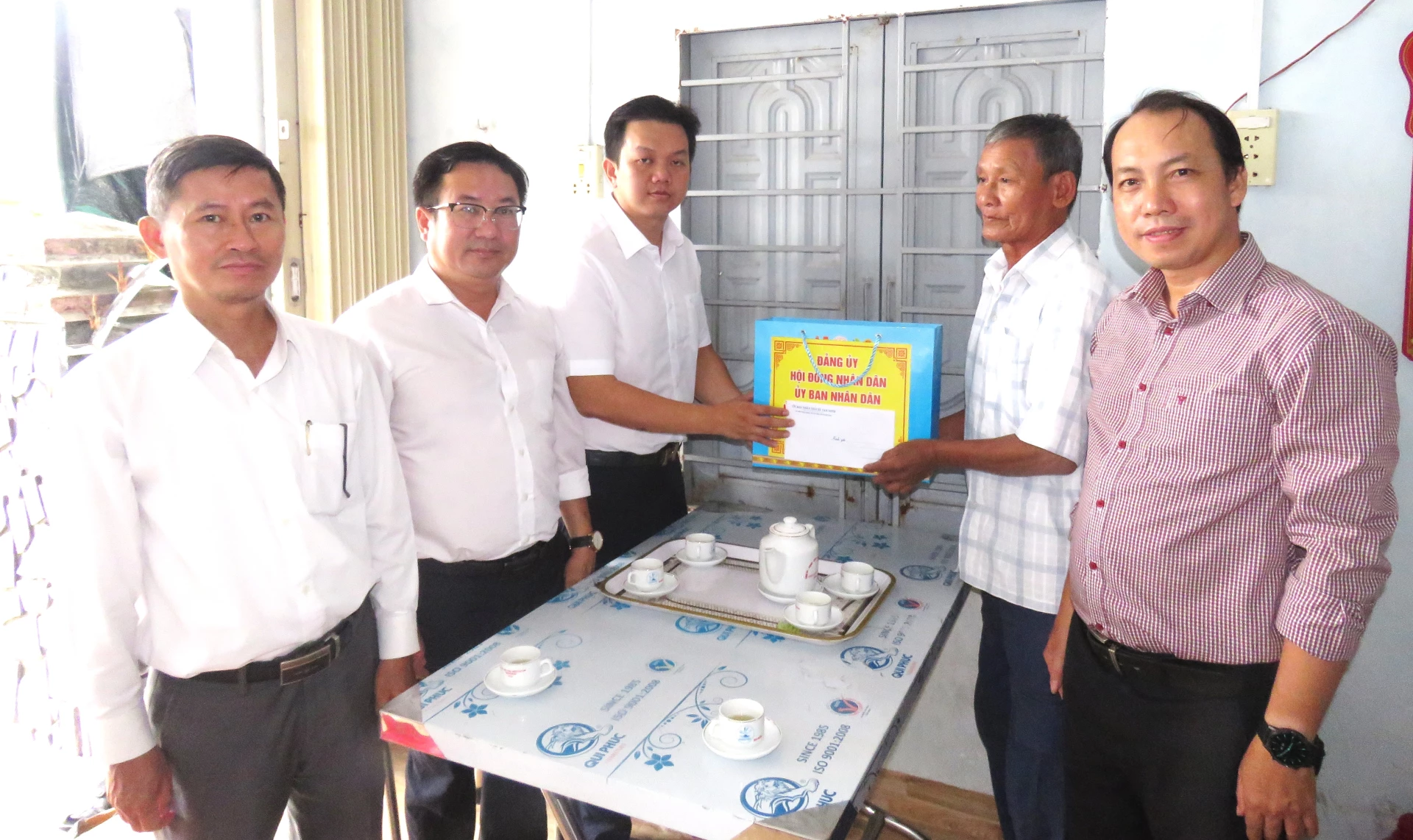 Lãnh đạo xã Vạn Ninh tặng quà cho thương binh Trần Văn Dạn.