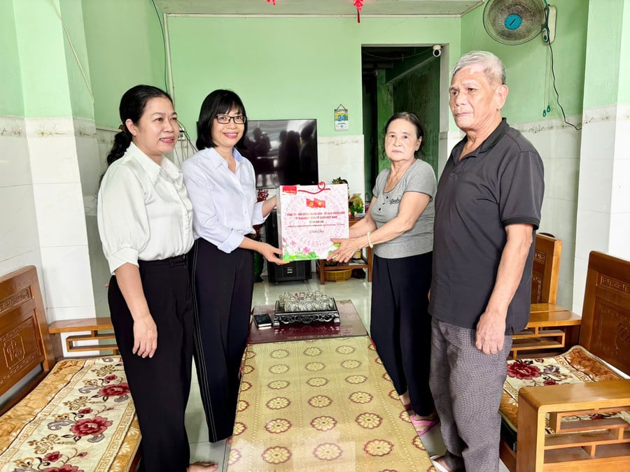 pho-chu-tich-ubnd-tinh-nguyen-thi-thanh-lich-trao-qua-cua-tinh-uy-hdnd-ubnd-uy-ban-mttq-viet-nam-tinh-cho-cac-me-viet-nam-anh-hung-va-cac-gia-dinh-chinh-sach-anh-ht.jpg