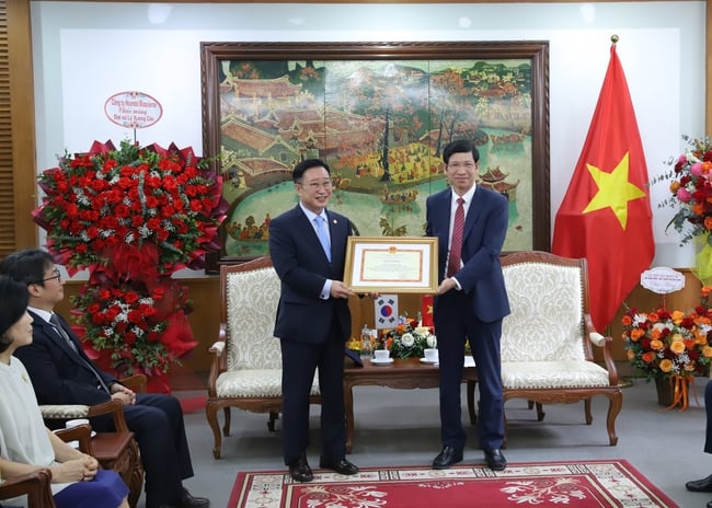 Trao Bằng khen của Bộ trưởng Bộ VHTTDL cho Đại sứ du lịch Việt Nam tại Hàn Quốc - Ảnh 1.