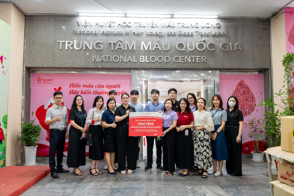 Tặng 859 suất quà cho bệnh nhân có hoàn cảnh khó khăn tại Viện Huyết học & Truyền máu Trung ương