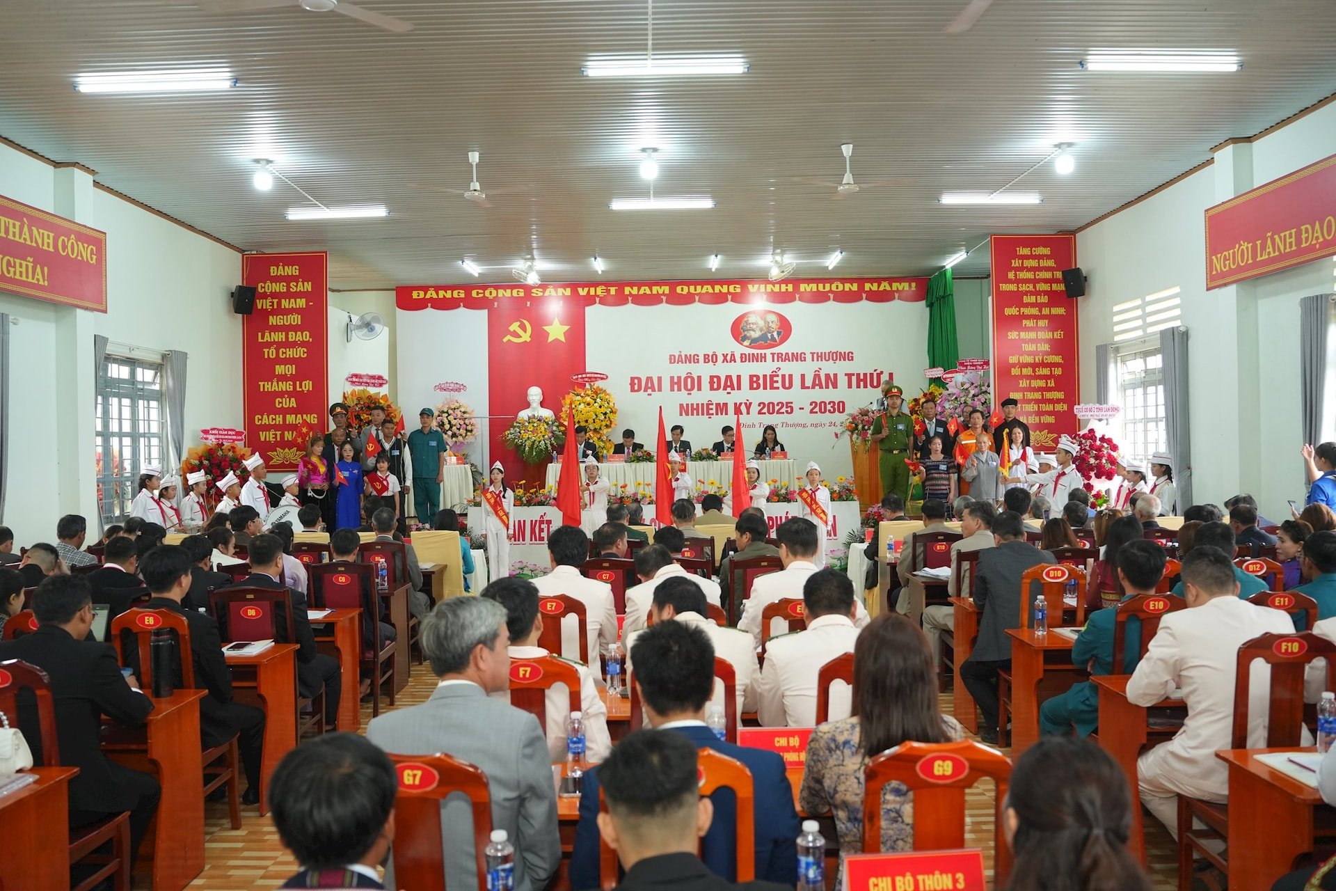 Đoàn đại biểu các tầng lớp Nhân dân và các cháu thiếu nhi trên địa bàn xã Đinh Trang Thượng chúc mừng Đại hội