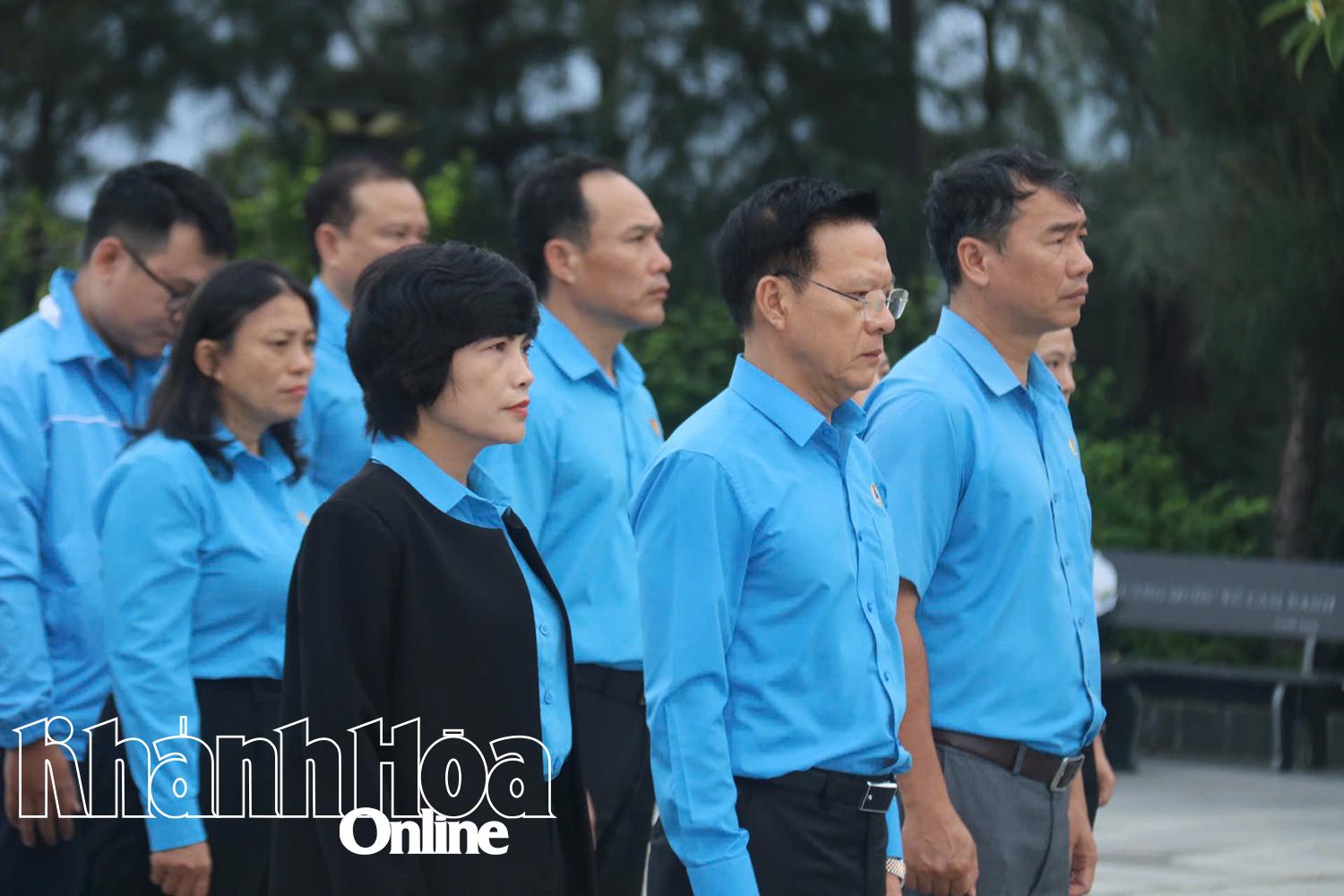 Các đại biểu tham dự lễ viếng.