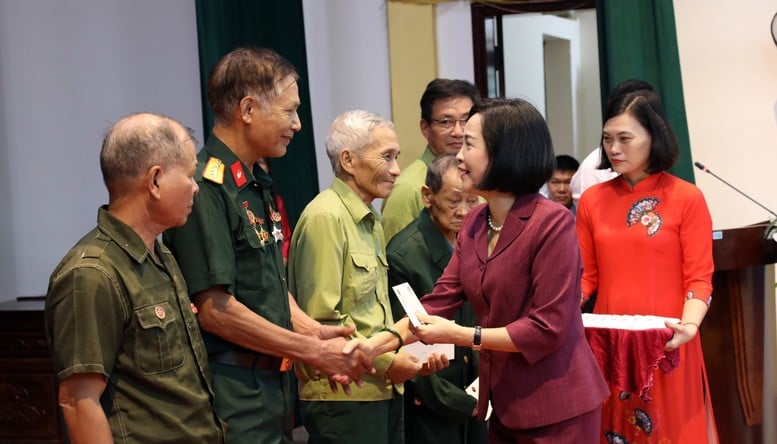 Tri ân gia đình chính sách, người có công với cách mạng ở tỉnh Cà Mau, Ninh Bình, Điện Biên- Ảnh 7.