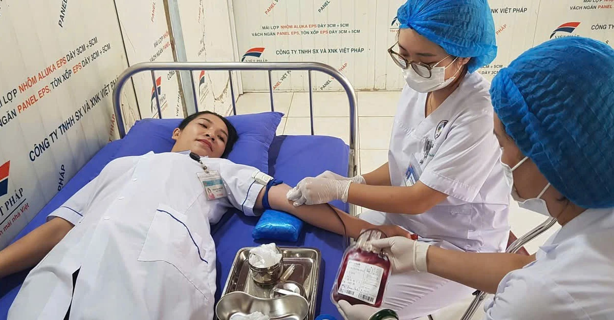 2 cán bộ Trung tâm Y tế khu vực Lục Yên hiến máu cứu sống sản phụ chửa ngoài tử cung vỡ