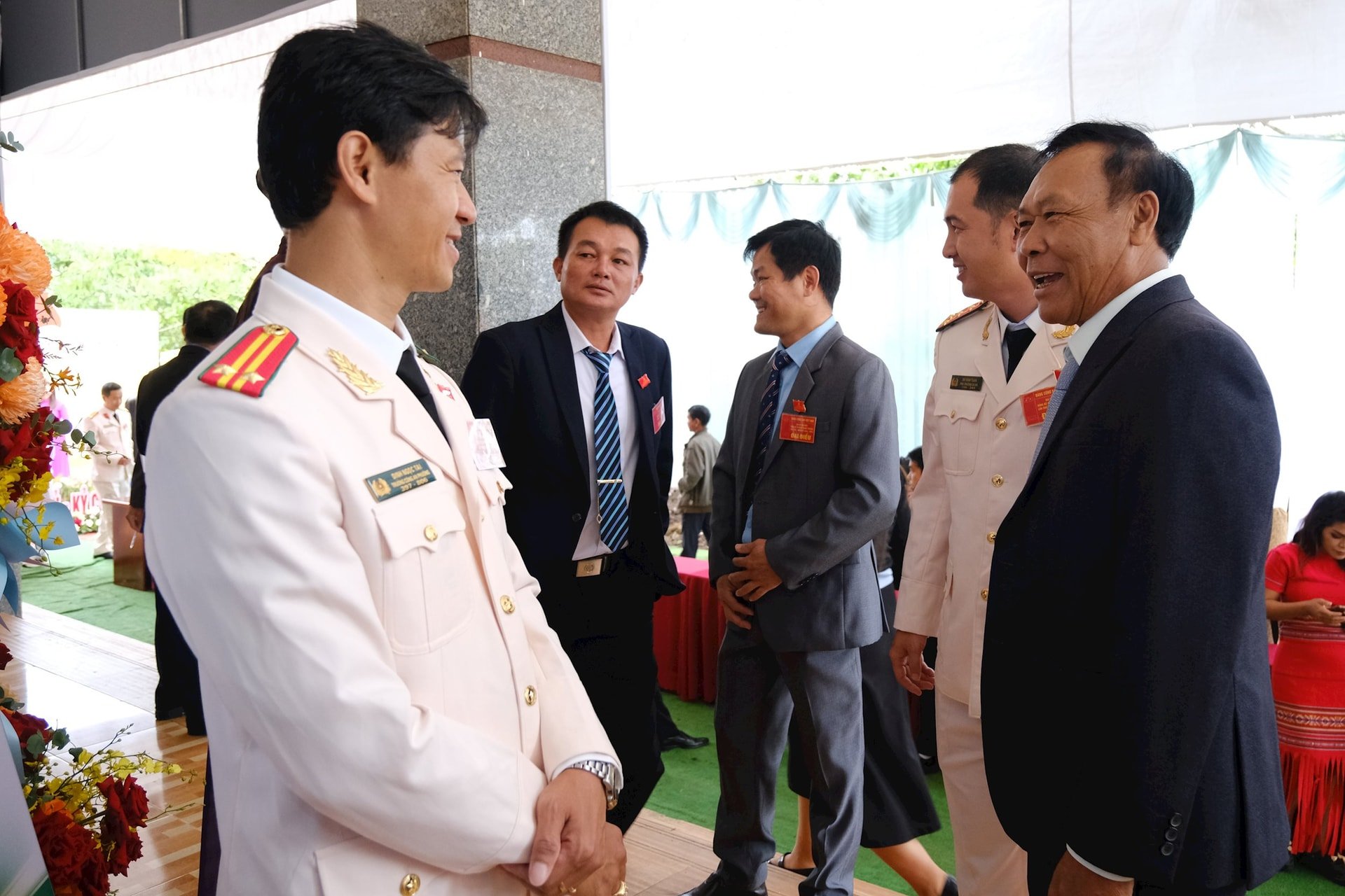 Các đại biểu trao đổi vui vẻ bên lề Đại hội, thể hiện sự đoàn kết và tin tưởng vào thành công của kỳ họp đầu tiên sau sáp nhập