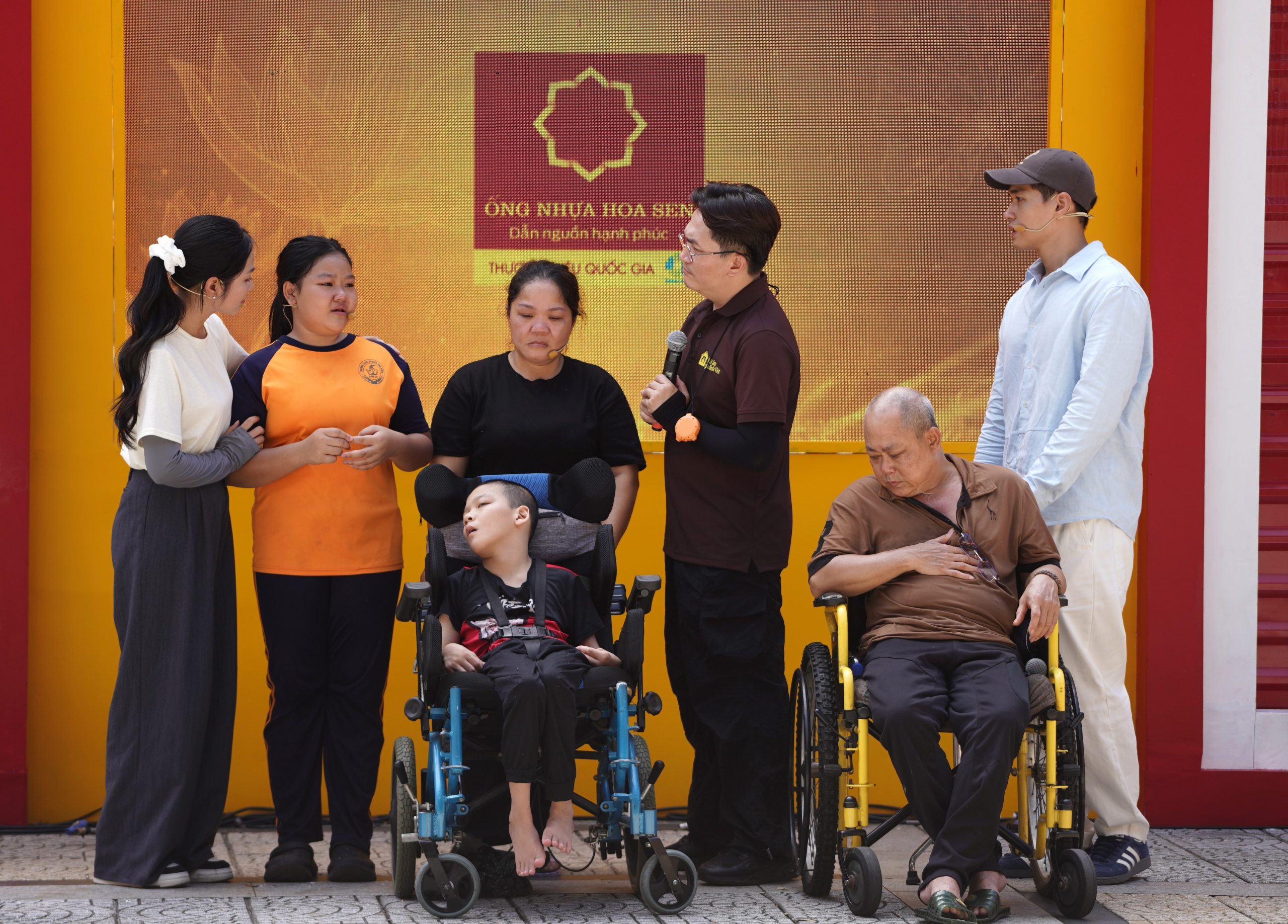 Choking emotions filled the show as the three artists and the audience listened to the journey of overcoming difficulties of little Bao Han, a dutiful daughter in a poor family.